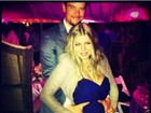 Josh Duhamel posa com as mãos na barriga da mulher, Fergie