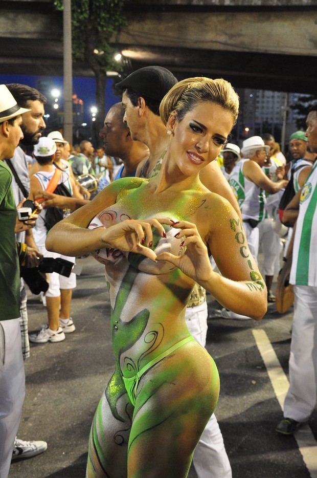 Denise Rocha com o corpo pintado (Foto: Roberto Teixeira/EGO)