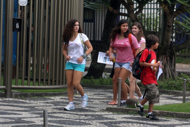 Lívian Aragão com amigos no Leblon (Foto: JC Pereira / Foto Rio News)