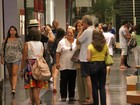 Lilia Cabral posa com fãs em shopping carioca