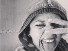 Roberta Miranda posa para selfie fazendo após tomar injeção