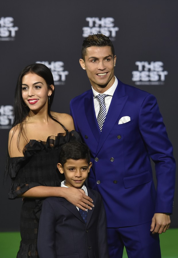 Georgina Rodriguez, a nova namorada do jogador português Cristiano Ronaldo e o filho dele, Cristiano Ronaldo Júnior em premiação da Fifa, na Suíça (Foto: AFP)