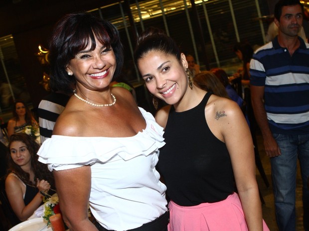 Ex-BBB Gyselle Soares e Solange Couto em churrascaria no Rio (Foto: Raphael Mesquita/ Foto Rio News)