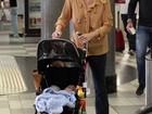 Bebê a bordo: Letícia Birkheuer encara aeroporto com o filho