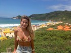Jade Barbosa posa de biquíni e shortinho em dia de praia