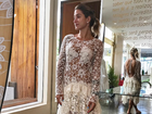 Gabriela Pugliesi posa com vestido de renda transparente