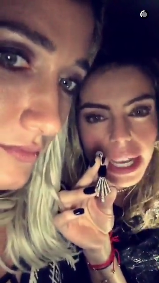 Gabriela Pugliesi e Daniela Cicarelli mostram o par do brinco perdido (Foto: Reprodução/Snapchat)