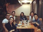Solteira, Thaissa Carvalho toma vinho com amigos