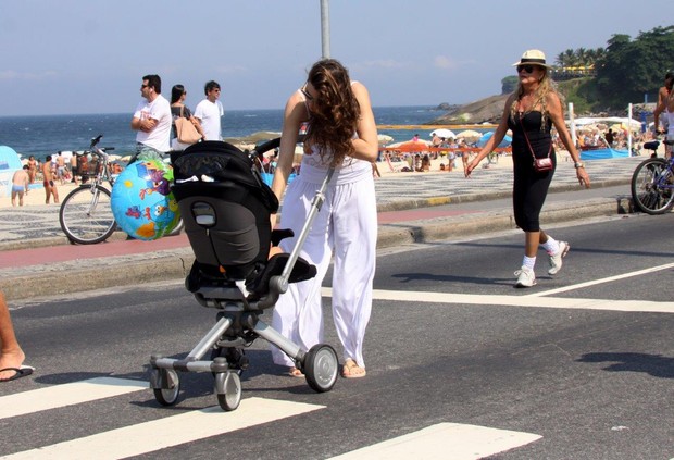 Lavínia Vlasak caminhando com sua filha, Estela, na orla do Leblon, RJ (Foto: J.Humberto / AgNews)