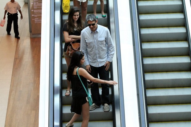 William Bonner e filha em shopping (Foto: Johnson Parraguez / FotoRioNews)