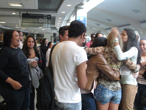 Fani em estilo militar no aeroporto (Foto: Divulgação)