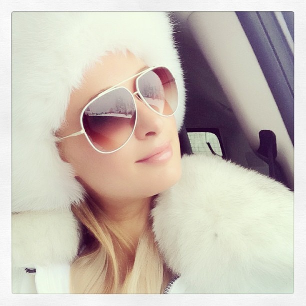 Paris Hilton usa roupa de inverno toda branca e brinca: 'Branca de neve' (Foto: Instagram)
