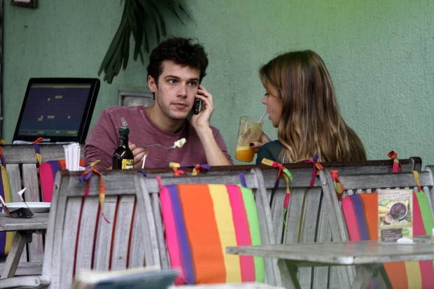 Jayme Matarazzo almoça com a namorada em restaurante do Rio (Foto: Marcos Ferreira / Foto Rio News)