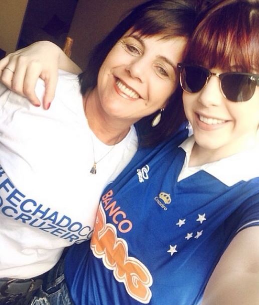 Bia Arantes e a mãe, Regina Arantes, torcedoras do Cruzeiro (Foto: Reprodução / Instagram)