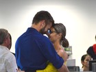 Fernanda Lima e Hilbert namoram em aeroporto
