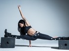 Aline Riscado mostra flexibilidade e corpo sarado em campanha