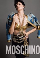 Katy Perry usa sutiã dourado e cabelo curto em nova campanha para grife