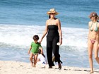 Virna passeia na praia com os filhos 