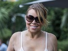 Mariah Carey dispensa sutiã e usa vestido decotado na França