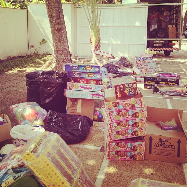 Gracyanne Barbosa colocando presentes no caminhão (Foto: Instagram / Reprodução)