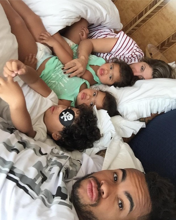 Dentinho e Dani Souza e família (Foto: Reprodução / Instagram)