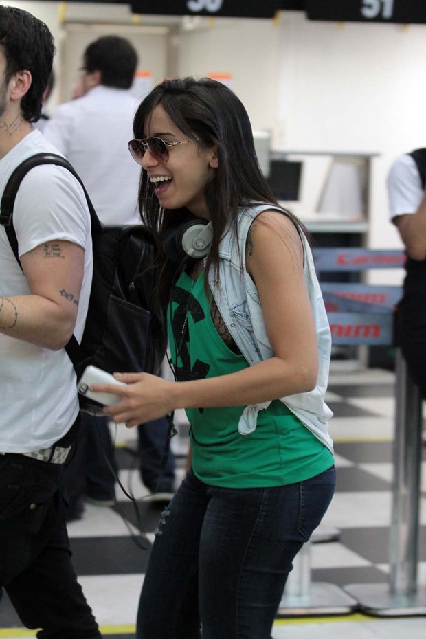 Anitta no aeroporto (Foto: Orlando Oliveira/AgNews)