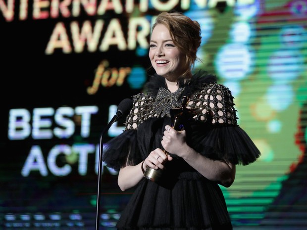 Emma Stone em prêmio em Los Angeles, nos Estados Unidos (Foto: Todd Williamson/ Getty Images/ AFP)