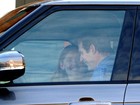 Jennifer Garner é fotograda em clima de intimidade em carro