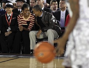 Barack e Michelle Obama em jogo de basquete em porta-aviões (Foto: Reuters)