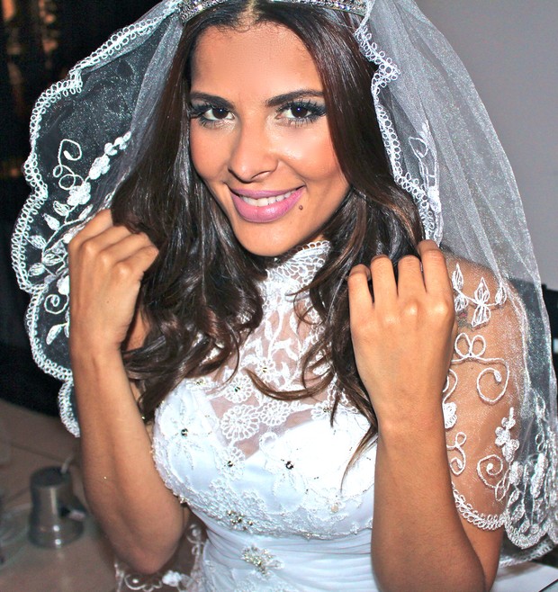 Gyselle Soares posa de noiva (Foto: José Souza / Divulgação)