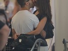 Junior Lima beija e anda de mãos dadas com a namorada em aeroporto