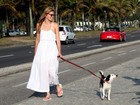 Ellen Jabour passeia com seu cachorro no calçadão