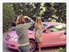 Paris Hilton posa com carrão rosa em ensaio