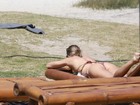 De biquíni, Grazi Massafera pega sol em praia no Rio e mostra corpão 