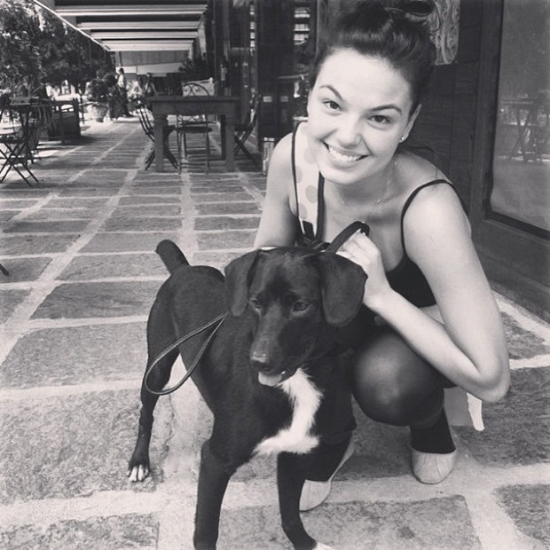 Isis Valverde posta foto com cachorro (Foto: Instagram / Reprodução)