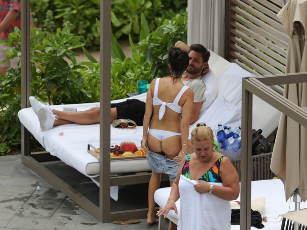 Kourtney Kardashian e Scott Disick curtem piscina durante férias no Havaí (Foto: Grosby Group/ Agência)
