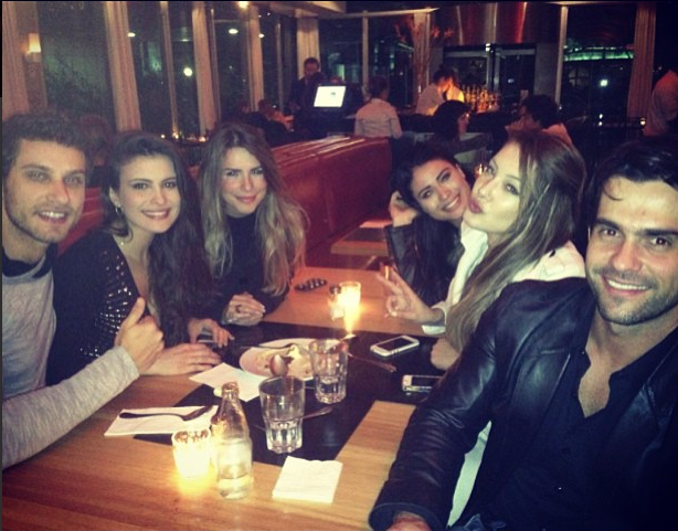 Ex-BBBs Eliéser e Kamilla jantam com amigos (Foto: Facebook/ Reprodução)