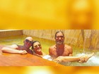 Paulo Gustavo curte piscina com Regina Casé em dia quente no Rio