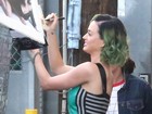 Katy Perry usa vestido justinho em participação em programa de TV