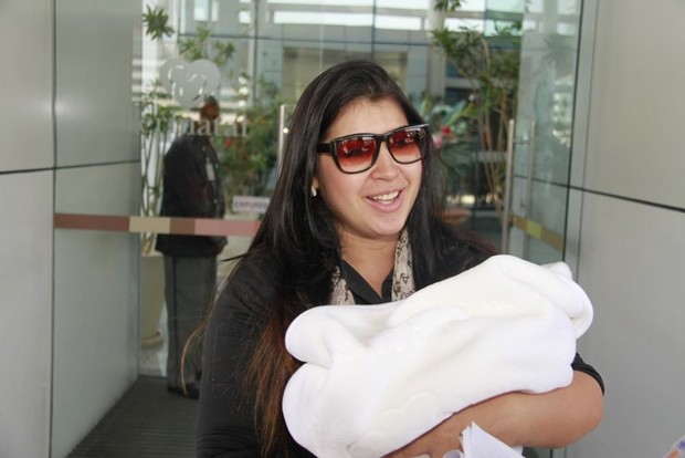 Priscila Pires saindo da maternidade (Foto: Isac Luz / EGO)