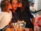 Alessandra Ambrósio comemora aniversário com os filhos