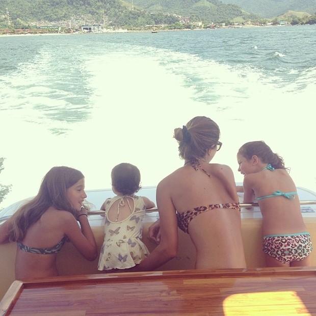 Vera Viel e filhas em Angra dos Reis, RJ (Foto: Instagram / Reprodução)