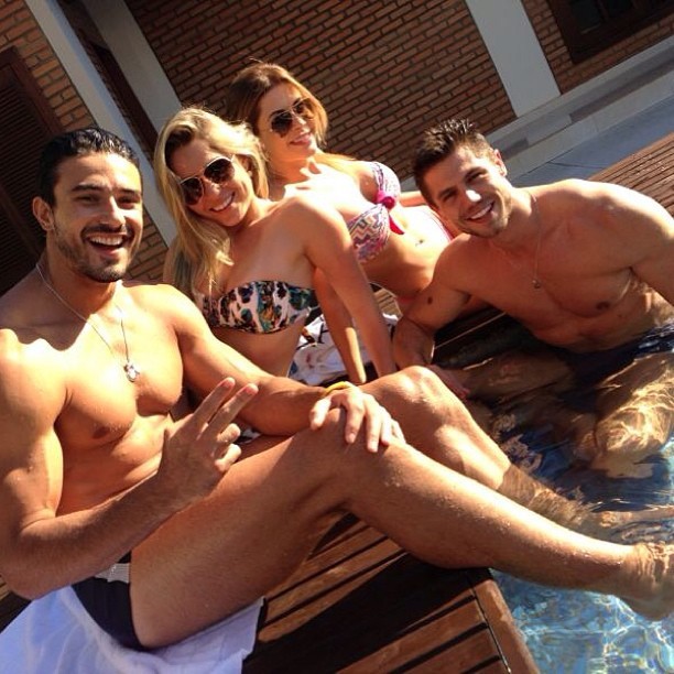 Renatinha Cacau e Jonas na piscina (Foto: reprodução do Instagram)