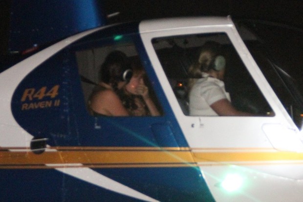  Florence Welch embarca no heliponto na Lagoa Rodrigo de Freitas (Foto: Rodrigo dos Anjos / AgNews)