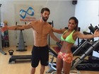 Mayra Cardi treina de shortinho e top mostrando 'cinturinha de pilão'
