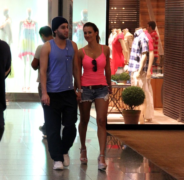 Rafael Almeida com a namorada no shopping (Foto: Marcus Pavão / AgNews)