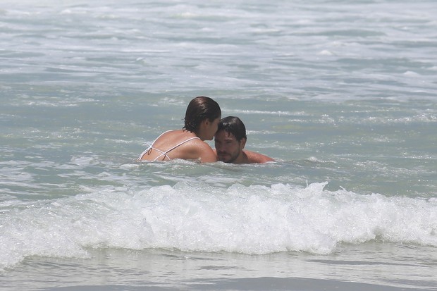 Sophie Charlotte e Daniel de Oliveira namoram na praia da Reserva (Foto: Dilson Silva/AgNews)