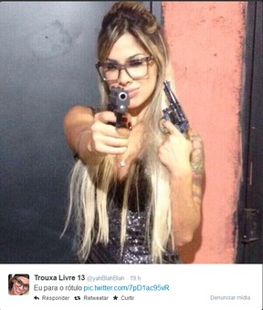 Vanessa posa com armas (Foto: Reprodução/Twitter)