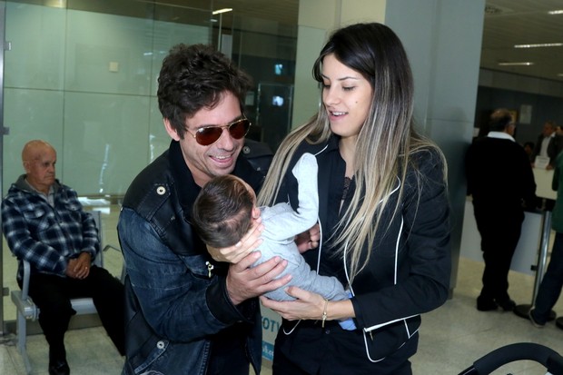 Hudson e o filho recém nascido (Foto:  Thiago Duran/Agnews)