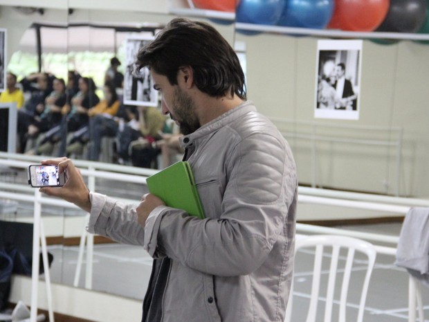 Ele registra os bastidores do workshop (Foto: Marcello Sa Barretto / AgNews)